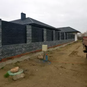 Забор жалюзи «Графит» с каменными столбами и установкой
